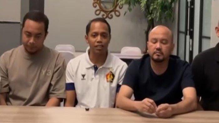 MEMAAFKAN - Manajer Persik Kediri Sayid Nur Ichsan (tengah) saat menyampaikan pernyataan seusai insiden pelemparan batu ke rombongan Persik usai laga kontra Arema FC, Minggu (11/5/2025) malam. Pihak Persik Kediri menyatakan memaafkan atas insiden pelemparan batu tersebut.