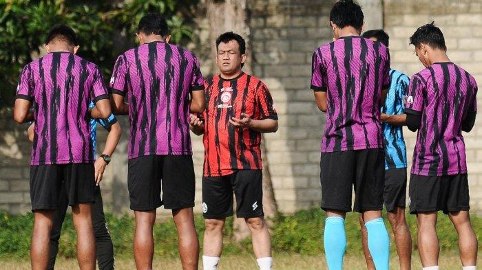 Manajer tim Arema FC Wiebie Dwi Andriyas (Jersey merah) saat ikut mendampingi sesi latihan Arema FC di Kediri.