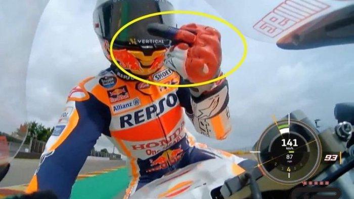 Marc Marquez mengacungkan jari tengah kepada Honda RC213V yang membuatnya hampir terjatuh pada MotoGP Jerman 2023.(Dok. GPone.com)