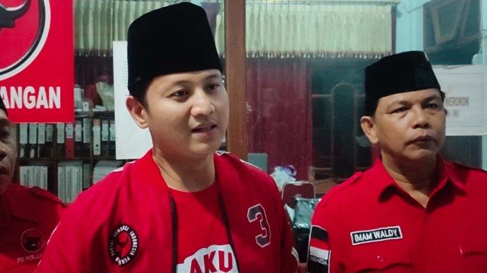 Mas Ipin sebagai Ketua DPC PDI Perjuangan Kabupaten Trenggalek menyatakan tekad sesuai dengan tugasnya untuk memenangkan Bu Risma dan Gus Hans meski hari ini mendampingi Khofifah blusukan