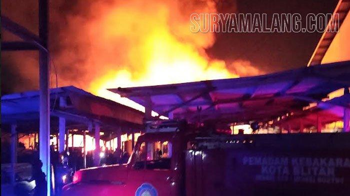 Kobaran api masih besar membakar gudang egg tray di Kelurahan Karangsari, Kecamatan Sukorejo, Kota Blitar, Jumat (11/8/2023) malam.