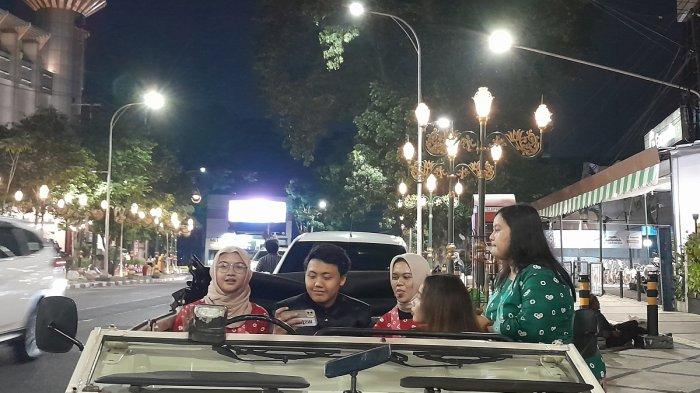 Menikmati short trip di Kota Malang kini ada Safari Kajoetangan yang ada sejak dua pekan lalu. Meeting point-nya untuk start dan finish di depan Toko Oen di kawasan JL Basuki Rachmad yang dikenal dengan sebutan Kajoetangan. Pada Minggu malam (25/6/2023) dilakukan launching program ini. Dengan memakai kendaraan lawas VW, wisatawan bisa berkeliling ke sejumlah ruas jalan di Malang.