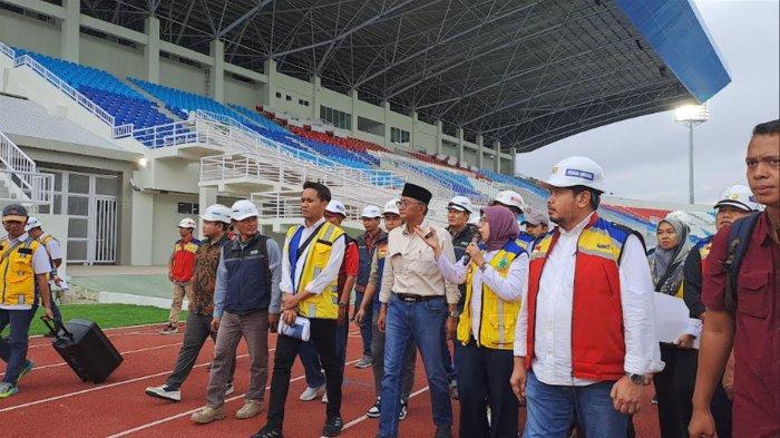 Menteri Pekerjaan Umum (PU) Dody Hanggodo meninjau Stadion Kanjuruhan setelah direnovasi, Sabtu (18/1/2025)