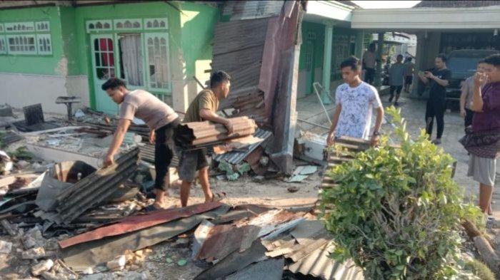 MOBIL PJR KECELAKAAN : Sejumlah warga bergotong royong membersihkan puing-puing pagar dan teras rumah Mashuri di pinggir Jalan Raya Embong Miring, Desa/Kecamatan Burneh yang berantakan setelah dihantam dua mobil PJR Jatim VIII Suramadu dan Suzuki Ertiga, Sabtu (7/6/2025) sekitar pukul 02.30 WIB