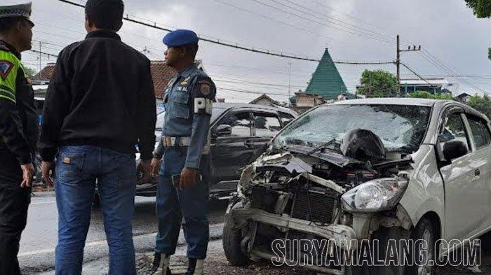 Mobil milik anggota TNI AL yang terlibat kecelakaan lalu lintas di Jalan Raya Bululawang, Kabupaten Malang
