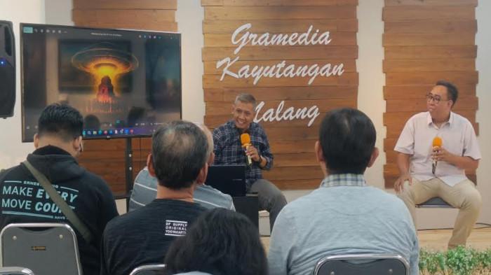 Reza Wardhana, Ketua Beta UFO Indonesia (kanan) bersama Agung Buana, pegiat Sejarah dan Budaya di Malang saat hadir dalam sebuah kegiatan sarasehan tentang UFO di Gramedia Kayutangan Malang pada Minggu (20/7/2025).