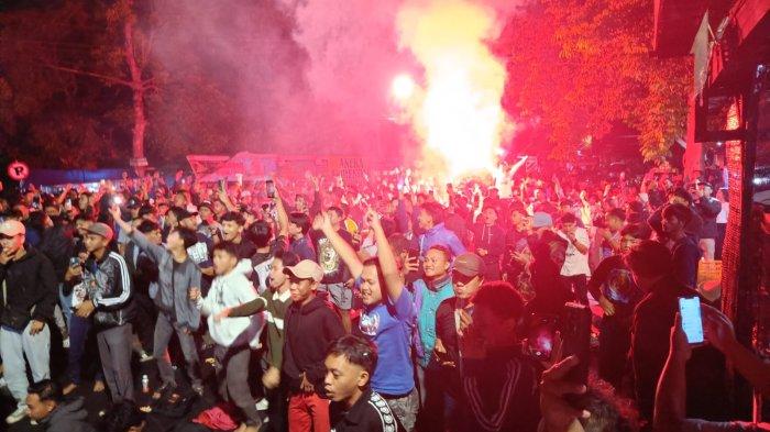 Kemeriahan nobar laga final Piala Presiden 2024 yang digelar di Jalan Pattimura, Kota Malang, Minggu (4/8/2024).