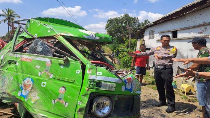 Kasatlantas Polres Malang, AKP Adis Dani Garta melakukan peninjauan terkait laka lantas KA vs Odong-Odong di Kepanjen, Minggu (24/12/2023)