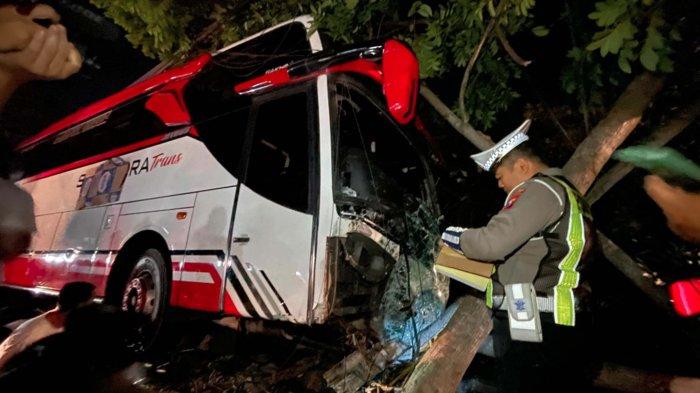 Polisi melakukan olah TKP kecelakaan maut bus pariwisata berpenumpang siswa SMK dari Bali.di depan Batu Town Square (Batos) Kota Batu, Rabu (8/1/2025) malam