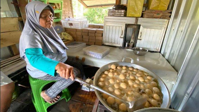 GORENG ONDE-ONDE - Proses menggoreng Onde-onde Bu Jaka, Kamis (1/5/2025). Onde-onde yang di jual di Jalan Ahmad Yani, Kelurahan Nangkaan, Bondowoso, terkenal dengan rasanya yang legit dan gurih, serta isian kacang ijonya yang banyak.