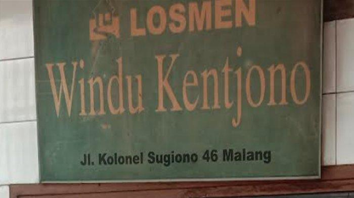 LOSMEN - Papan nama Losmen Windu Kentjono Kota Malang, Senin (16/6/2025). Peristiwa dugaan pembunuhan yang terjadi di salah satu kamar losmen ini berlangsung singkat