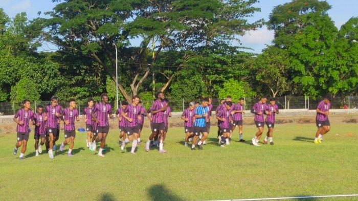 Para pemain Arema FC saat menjalani latihan di luar lapangan Stadion Kanjuruhan, Kamis (29/6/2023).