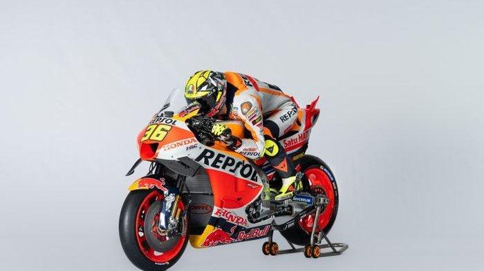Pebalap Repsol Honda, Joan Mir, berpose dengan motornya dalam sesi pemotretan untuk peluncuran tim jelang MotoGP 2023.