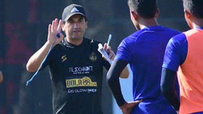 Pelatih Arema FC Eduardo Almeida memberikan intruksi dalam sesi latihan di Lapangan Dieng, Kota Malang, Kamis (4/8/2022). Posisi Almeida masih aman dan lebih beruntung daripada 4 pelatih yang sudah hengkang dari klub Liga 1