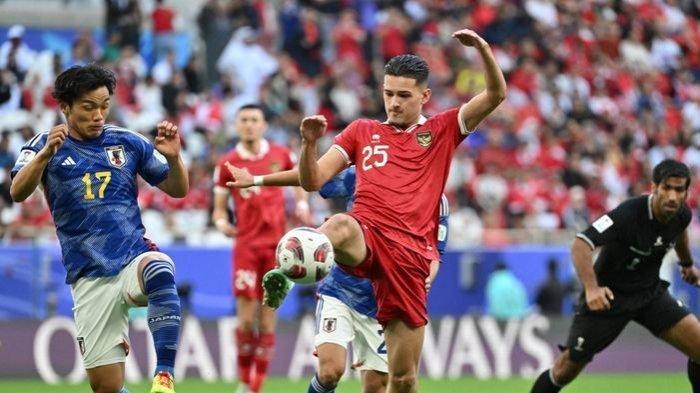 Aksi pemain Jepang, Reo Hatate, dan pemain Timnas Indonesia, Justin Hubner, pada laga Grup D Piala Asia 2023 di Stadion Al Thumama, Doha, Rabu (24/1/2024).