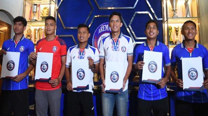 Arema FC saat memperkenalkan enam pemain sekaligus di Kandang Singa pada Selasa (25/6/2024). Dari keenam pemain tersebut, empat di antaranya ialah eks pemain Madura United