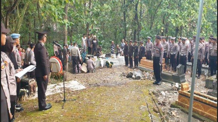 Suasana pemakaman polisi tewas dibakar Polwan di Mojokerto, korban Briptu RDW dimakamkan di Plandaan, Kabupaten Jombang, Minggu (9/6/2024)