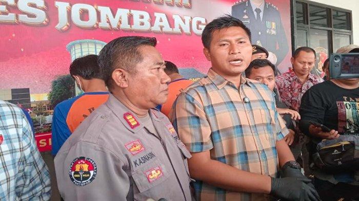 PEMBUNUHAN JASAD HUTAN KABUH - Konferensi Pers Satreskrim Polres Jombang terkait kasus penemuan jasad MF (19) pemuda Desa Katerungan, Kecamatan Krian, Kabupaten Sidoarjo, Jawa Timur di hutan Desa Marmoyo, Kecamatan Kabuh, Kabupaten Jombang, Jawa Timur di Mapolres, Kabupaten Jombang, Jawa Timur pada Jumat (31/1/2025). Ada motif sakit hati tersangka pada korban terkait teman wanitanya