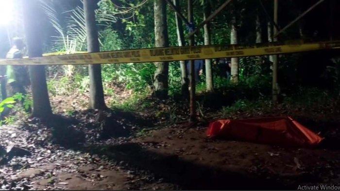 Jenazah perempuan dilalap api telah dibungkus kantong mayat dikelilingi bentangan police line di bekas tempat pemotongan kayu, Desa Banjar, Kecamatan Galis, Minggu (1/12/2024) malam.