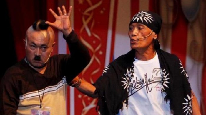 Penampilan Gogon (kiri) dan Tessy dalam acara Syukuran Kelompok Kompas Gramedia 2012 di Istora Senayan, Jakarta, Rabu (1/2/2012).