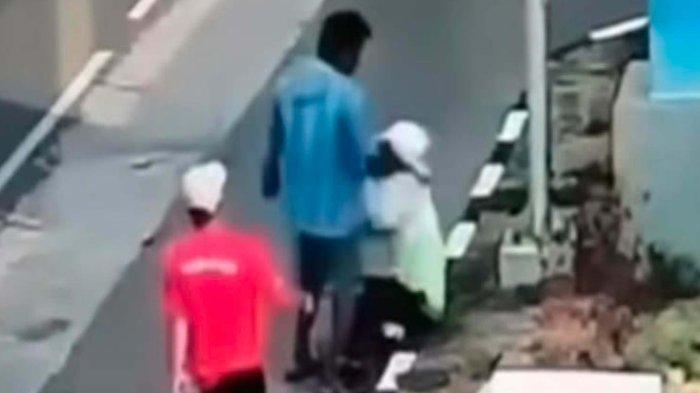 Rekaman CCTV yang menunjukkan pelaku yang tiba-tiba datang, kemudian langsung memukul dan menendang korban di depan SPBU Kendalsari, Desa Ngijo Kecamatan Karangploso Kabupaten Malang pada Minggu (27/10/24) lalu.