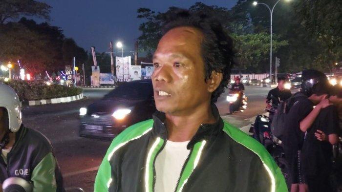 Warga sekaligus pengemudi ojek online, Alan (42) saat diwawancarai di area Tugu Adipura, Kecamatan Tangerang, Kota Tangerang, Kamis (31/10/2024)