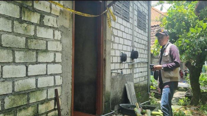 Kondisi rumah korban perampokan di Desa Imaan, Kecamatan Dukun, Kabupaten Gresik, Sabtu (16/3/2024). Tampak pintu belakang rumah korban yang diduga dicongkel oleh pelaku.