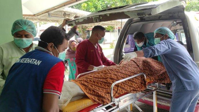 Jenazah Wardatun Thoyyibah dibawa ke Kamar Jenazah RSUD Ibnu Sina Kabupaten Gresik, Sabtu (16/3/2024).