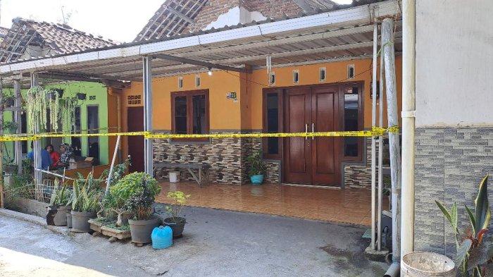 Kondisi rumah korban dugaan perampokan disertai pembunuhan di Desa Saptorenggo, Kecamatan Pakis, Kabupaten Malang, Rabu (17/7/2024).