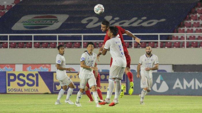 FotoDOK. Perebutan bola sengit Persija Vs Arema FC di babak pertama di Stadion Manahan Minggu (17/11/2021)