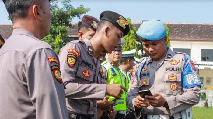 Petugas Propram melakukan pengecekan ponsel milik personel Polres Jombang Cegah judi online, Rabu (12/6/2024).