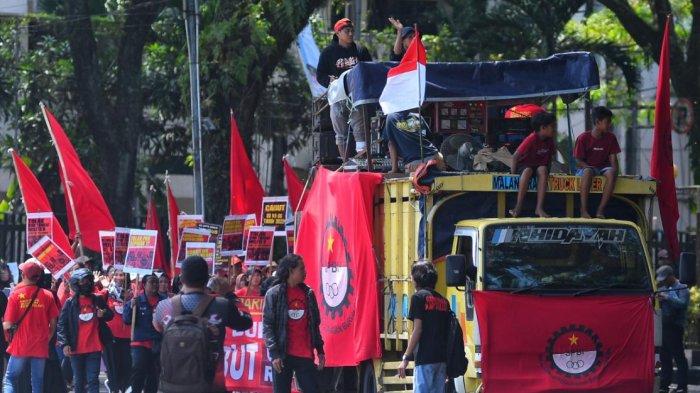 TUNTUTAN - Ratusan massa dan mahasiswa menggelar aksi peringatan Hari Buruh Internasional atau May Day di kawasan Balai Kota Malang, Jawa Timur, Kamis (1/5/2025).