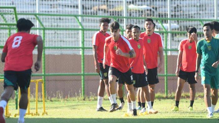 Pemain Persebaya menjalani latihan di Stadion Gelora 10 Nopember, Surabaya, 18 Juni 2024