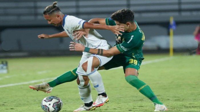 Persebaya Vs Arema FC, Dendi Santoso berebut bola dengan Bruno