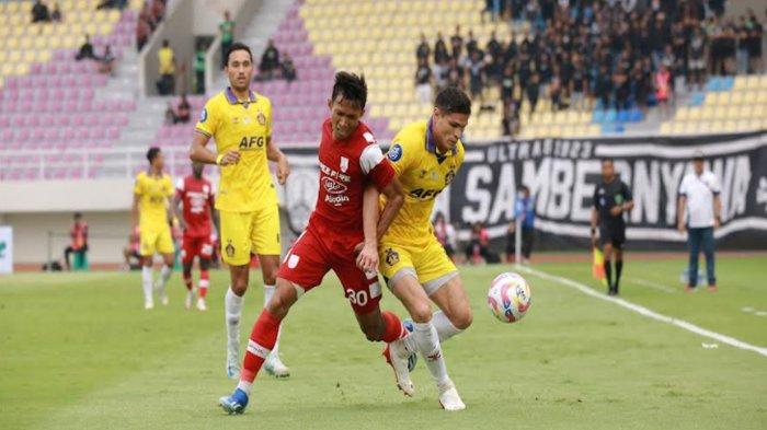 Sriker Persik Kediri, Ramiro Fergonzi berduel dengan pemain Persis Solo. Fergonzi jadi penentu kemenangan penting Macan Putih di pekan keenam Liga 1 Indonesia 2024/2025 dengan mengalahkan tim tuan rumah, Persis Solo, di Stadion Manahan Solo, Senin (23/9/2024).