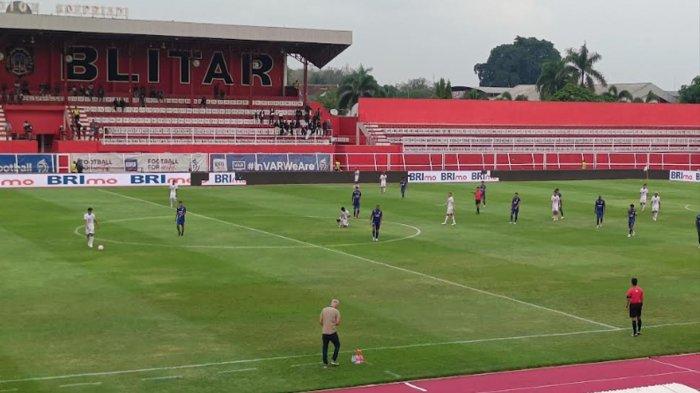 Suasana dalam pertandingan Arema FC Vs Malut United di pekan 8 Liga 1 2024/2025 yang berlangsung di Stadion Soepriadi Blitar pada Sabtu (19/10/2024).