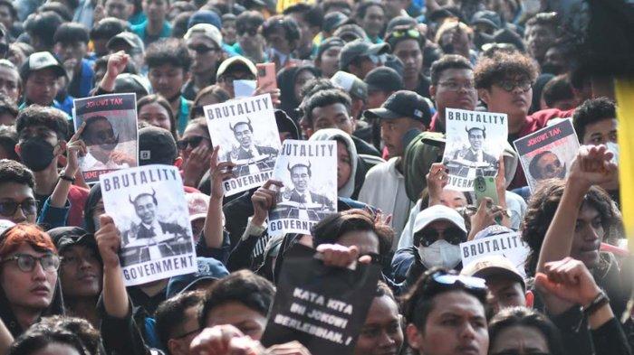 Sejumlah mahasiswa membawa poster saat melakukan aksi demonstrasi di depan Gedung DPRD Kota Malang, Jawa Timur, Jumat (23/8/2024).