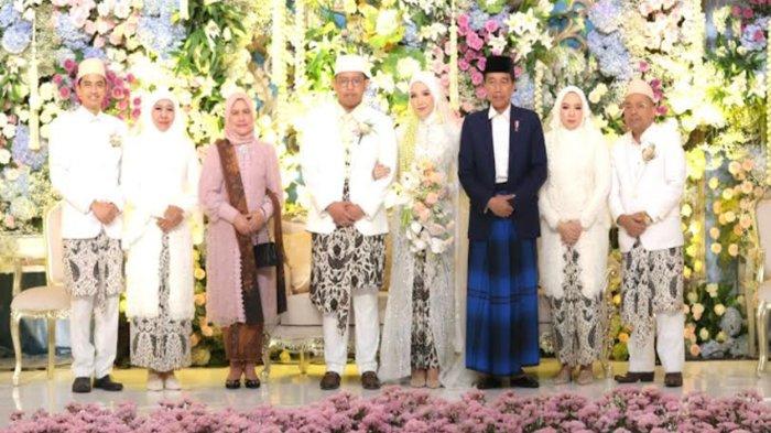 Presiden Jokowi didampingi ibu negara Iriana Joko Widodo saat berfoto bersama dengan pasangan pengantin
