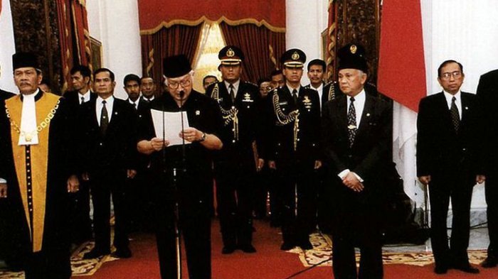 Presiden Soeharto saat mengumumkan pengunduran diri di Istana Merdeka, Jakarta, 21 Mei 1998.