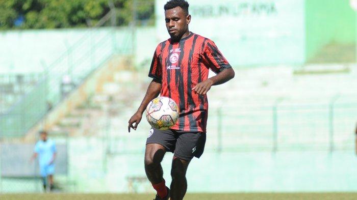 Rekrutan anyar Arema FC, Samuel Balinsa saat mengenakan Jersey Anyar untuk latihan Arema FC di Stadion Gajayana Malang