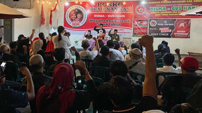 Sejumlah relawan Risma - Gus Hans saat menggelar deklarasi di Sidoarjo, Rabu (16/10/2024) malam
