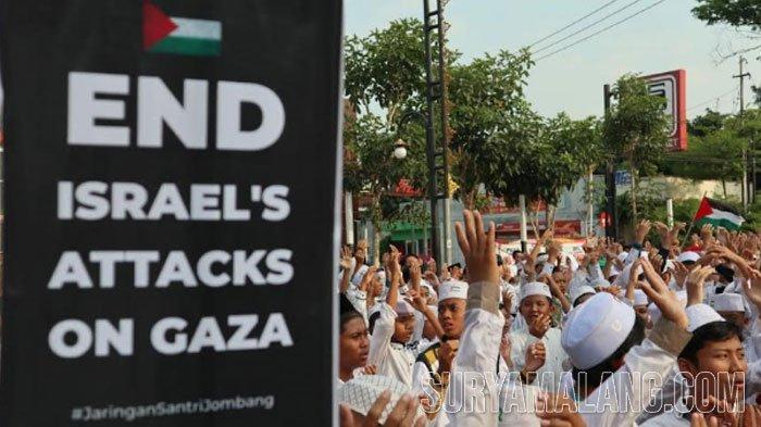 Ribuan peserta aksi solidaritas untuk Palestina di bundaran Ringin Contong, Kabupaten Jombang, Rabu (25/10/2023).