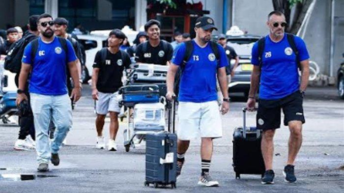 Rombongan tim Arema FCmeninggalkan kota Malang untuk menjalani laga tandang melawan Dewa United. Sejumlah pemain tak masuk dalam daftar nama rombongan ini