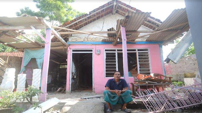 Kusyairi di depan rumahnya yang rusak akibat ledakan yang diduga bom ikan, Selasa (20/2/2024) pagi