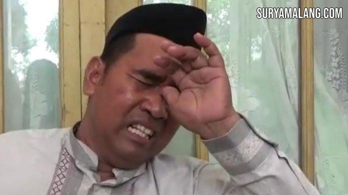 SANTRI DIBUNUH - Nasib tragis seorang santri pria berinisial BT (16), warga Desa Buluk Agung, Kecamatan Klampis meninggalkan duka mendalam bagi keluarga korban. Ayah korban, Moh Nasip (45) bahkan tak kuasa menahan isak tangis ketika mengenang sosok BT di hadapan awak media di rumahnya, Kamis (9/3/2023).