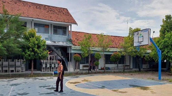 Suasana Lingkungan sekolah tempat siswi SMA di Kabupaten Sampang, Madura yang melahirkan di dalam kelas saat ujian, Jumat (1/12/2023).