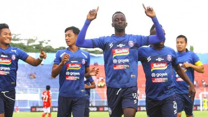 SELEBRASI - Gelandang Arema FC, Makan Konate merayakan gol yang dicetak ke gawang Madura United dalam lanjutan Liga 1 di Stadion Kanjuruhan Kepanjen, Kabupaten Malang, Jumat (8/11/2019).