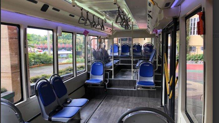 SHUTTLE BUS KOTA BATU - Bagian interior Shuttle bus dengan desain low deck milik PT Adi Putro yang masih dalam tahap uji coba di Kota Batu, nantinya diwacanakan akan menjadi shuttle bus untuk wisatawan. Jetbus Transit ini dibandrol dengan harga Rp 2 Miliar per unit.()