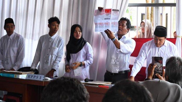 Petugas melakukan simulasi perhitungan surat suara Pemilu 2024 di TPS 09, Desa Tegalrejo, Kecamatan Sumbermanjing Wetan, Kabupaten Malang Malang, Jawa Timur, Selasa (30/1/2024). Simulasi tersebut diselenggarakan KPU Kabupaten Malang untuk melatih petugas Kelompok Penyelenggara Pemungutan Suara (KPPS), dalam pelaksanaan Pemilu 2024.