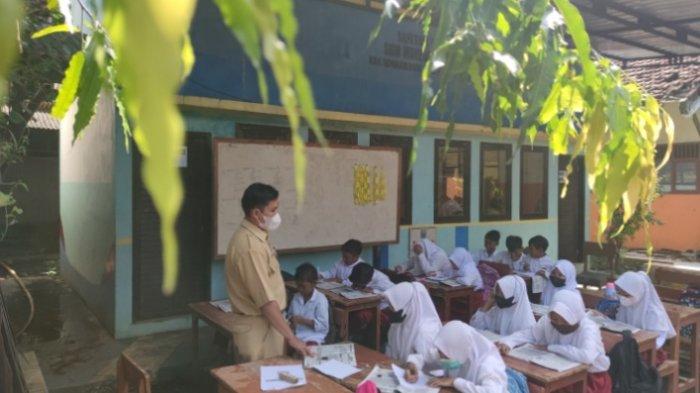 Siswa SDN Muneng Kidul, Probolinggo mengikuti proses belajar-mengajar di luar kelas, Senin (7/3/2022).